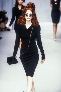 502760507_KarlLagerfeld1996WomenRTW93.thumb.jpg.f7c44fa1ba0cf419dd9b502e200a357f.jpg