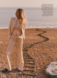 Harper s Bazaar UK 07.08 2022 b-page-020.jpg