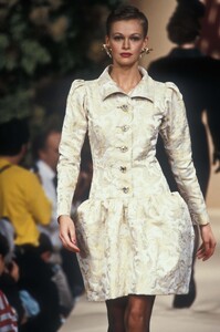 53900140_YvesSaintLaurent1993HauteCouture172-Copy.thumb.jpg.5fec00a64265462cea83e31baf4e263a.jpg