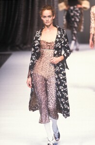 586127570_DolceGabbana1997WomenRTW125.thumb.jpg.07d2a1e1d2a039508a4085375cafed83.jpg