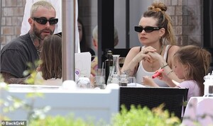 59368141-10940229-Out_and_about_Adam_Levine_and_his_supermodel_wife_Behati_Prinslo-m-46_1655863766996.jpg
