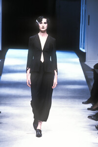 601489734_YohjiYamamoto1998WomenRTW48.thumb.jpg.86ca79d4cbe337d56ae3d1a3808acefb.jpg