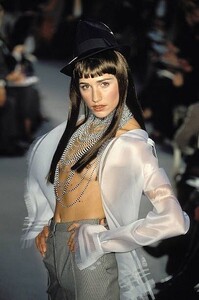 629582612_ChristianDior(JohnGalliano)PE1997.PhotoDanielSimon..thumb.jpg.7d4b13197cfe6eefbd9f11e7a2dde00d.jpg