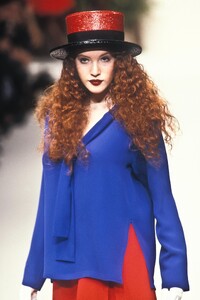 643965237_YvesSaintLaurent1995WomenRTW34.thumb.jpg.88d738035bd83559618b443ee750d142.jpg