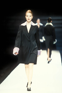 672770192_YohjiYamamoto1996WomenRTW85.thumb.jpg.b272162f376d253df879dbb4d9c39c0c.jpg