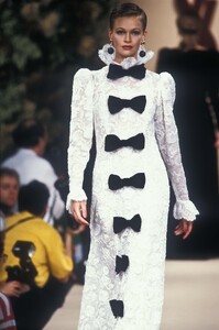 689542623_YvesSaintLaurent1993HauteCouture219-Copy.thumb.jpg.ca7e2900281879e696c1b10843645790.jpg