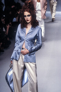 692233988_KarlLagerfeld1996WomenRTW89.thumb.jpg.d7f00c45313fa4210610e7296db166fc.jpg