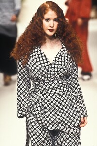 712632424_YvesSaintLaurent1995WomenRTW17.thumb.jpg.7b65b7bc97566567857a7c31a20956e2.jpg