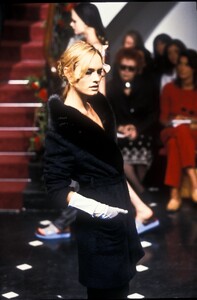 724269943_DolceGabbana1998WomenRTW78.thumb.jpg.0e24efe016e784448d5282b96c02958f.jpg