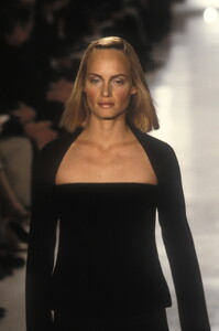 748481644_DonnaKaran1998WomenRTW4.thumb.jpg.9adbc13e3717b971dd4b2c7c0122ee0c.jpg