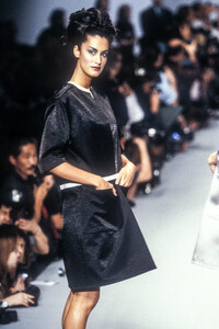 755930998_KarlLagerfeld1996WomenRTW14.thumb.jpg.65a41070619102baa1c2552d59520b72.jpg