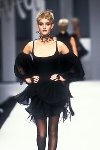 757349283_ClaudeMontana1994WomenRTW114.thumb.jpg.ee15a6bc583d03699fb49233850a2f36.jpg