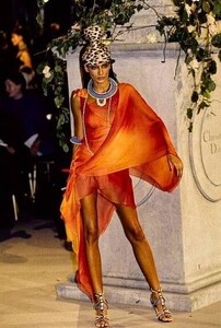 769359908_ChristianDior(JohnGalliano)PE1997.PhotoGuyMarineau.(2).thumb.jpg.3a0d63ccb489417661bbc6af552be818.jpg