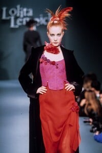 783357480_LolitaLempicka1996WomenRTW40.thumb.jpg.a2f13a352f75b88e81ef0624771caaff.jpg