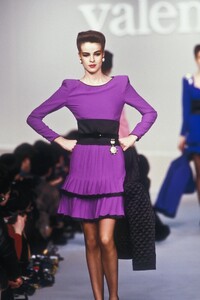 799132649_Valentino1987WomenRTW128.thumb.jpg.8b97e9e702a49f43311c50c247d0d14c.jpg