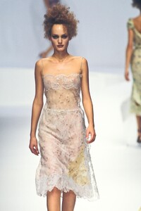 814190140_Valentino1997WomenRTW196.thumb.jpg.9c4b19729a687160110de12a9723cf82.jpg