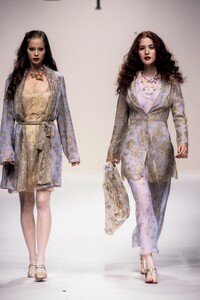 856038872_LolitaLempicka1995WomenRTW23.thumb.jpg.5a2aaad2766315635b3bc13dd1ace812.jpg