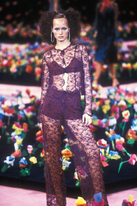 873396387_Chloe1997WomenRTW52.thumb.jpg.de15f521cf270558d1c036876a63d86b.jpg