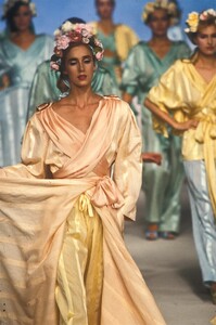 888619536_ThierryMugler1982WomenRTW36.thumb.jpg.2c7f2c9a3c397718d1f456496e9cdf77.jpg