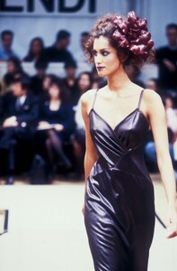 909856370_Fendi1997WomenRTW137.thumb.jpg.e9257be6c7940e75f902bb1f8923d3b0.jpg