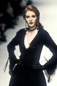 959537126_EmanuelUngaro1995HauteCouture76.thumb.jpg.ac5a939b58e266e1b2497d2f6d354158.jpg