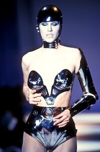 969213650_ThierryMugler1991WomenRTW79.thumb.jpg.eaeb2888d0882ac9da23a1ee1b00eb8c.jpg