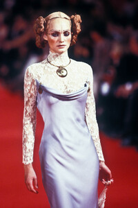 990356381_Givenchy1997WomenRTW91.thumb.jpg.67e801b1e839056008374130dcf4658e.jpg
