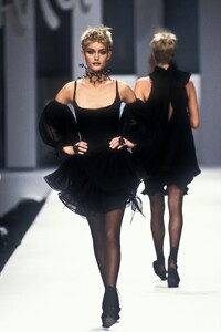 991234464_ClaudeMontana1994WomenRTW113.thumb.jpg.00e7930368bbc08cc7459eccf8602ebf.jpg