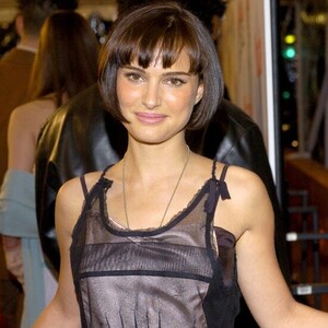 Natalie-Portman-showed-off-shorter-haircut-2003-premiere.jpg