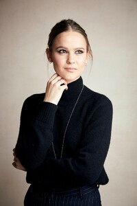 clara-rugaard-i-am-mother-portrait-session-at-the-2019-sundance-film-festival-5.thumb.jpg.a2d16f027ec3852c917ff8306960bf8a.jpg