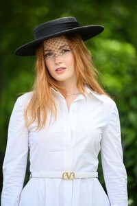 ellie-bamber-at-royal-ascot-2022-06-16-2022-1.jpg