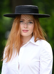 ellie-bamber-at-royal-ascot-2022-06-16-2022-2.jpg