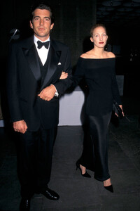 estilo_minimalista_americanas_anos_90_carolyn_bessette_christy_turlington_998695005_800x1200.jpg