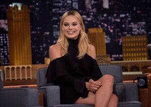 margot_robbie_on_the_tonight_show_starring_jimmy_fallon_08.jpg