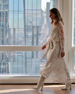 olivia-palermo-blusa-encaje-vestido-estampado-600.jpg