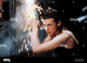 resident-evil-milla-jovovich-2002-sony-pictures-photo-by-rolf-konow-PM52WR.jpg