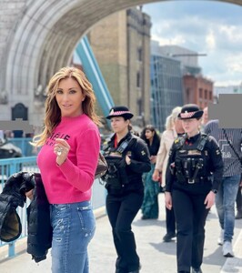 sabrinasalernofficial_285357840_1950259828696378_3840609156696638524_n.jpg