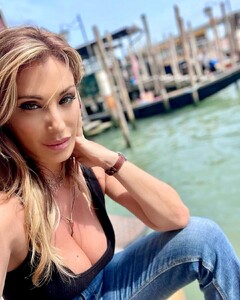 sabrinasalernofficial_285536874_682982556461570_263956010974535441_n.jpg