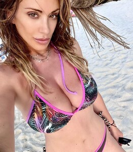 sabrinasalernofficial_288446432_139342028426369_5923407184560336099_n.jpg