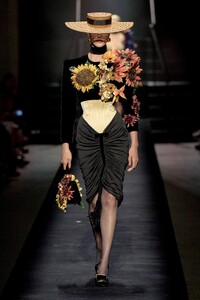 00023-schiaparelli-fall-2022-cou.jpg