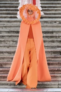 00044-valentino-fall-2022-couture-credit-gorunway.thumb.webp.9dd13ca676912535bcb00748fe84d22f.webp