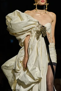 00067-schiaparelli-fall-2022-couture-details-credit-gorunway.thumb.webp.a9d705bcc842d6915fbcb14994bddd48.webp