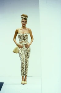 011-dolce-gabbana-spring-1992-ready-to-wear-CN10049169.thumb.jpg.26729b04d7c90005789dc345cd2d957f.jpg