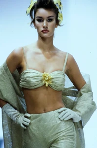 055-dolce-gabbana-spring-1992-ready-to-wear-detail-CN10049256-susan-holmes.thumb.jpg.4960aa7b42947127245acbbde4b215d4.jpg