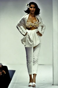 062-dolce-gabbana-spring-1992-ready-to-wear-CN10049269.thumb.jpg.2be1e9a77f5a333847cf74d41c921a90.jpg