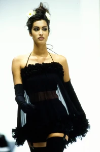 074-dolce-gabbana-spring-1992-ready-to-wear-detail-CN10049292-yasmeen-ghauri.thumb.jpg.0a1ba262cd308c579cd004c26245f57d.jpg