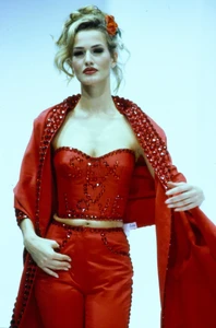 084-dolce-gabbana-spring-1992-ready-to-wear-CN10049311-karen-mulder.thumb.jpg.a3a439b85639201283bfefe59816f425.jpg