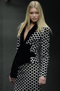 1005707900_JeanLouisScherrer2006WomenRTW93.thumb.jpg.e92e376669e998835b8ba51cf9f793a0.jpg