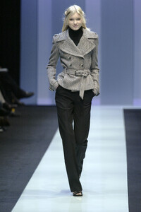 1011383785_GuyLaroche2005WomenRTW50.thumb.jpg.0e55467d2870fed9419c766d7283bd52.jpg