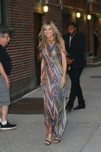 1054872793_heidi-klum-arriving-at-stephen-colbert-show-in-new-york-06-28-2022-3-Copy.thumb.jpg.f43ecc812da8ccf049cd1f27d9ee9535.jpg